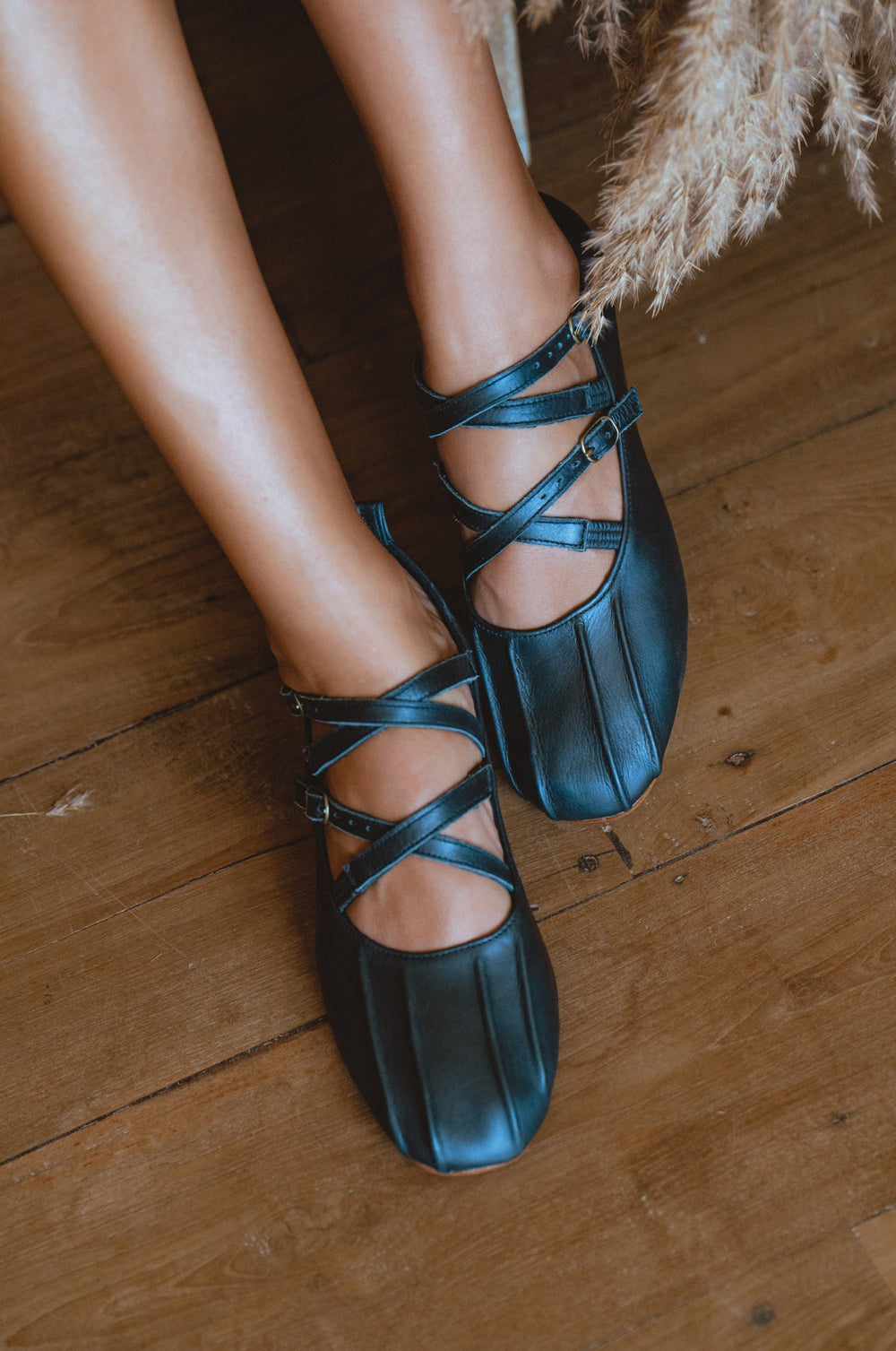 Womens Obsession Criss-Cross Round Toe Leather Flats - Black