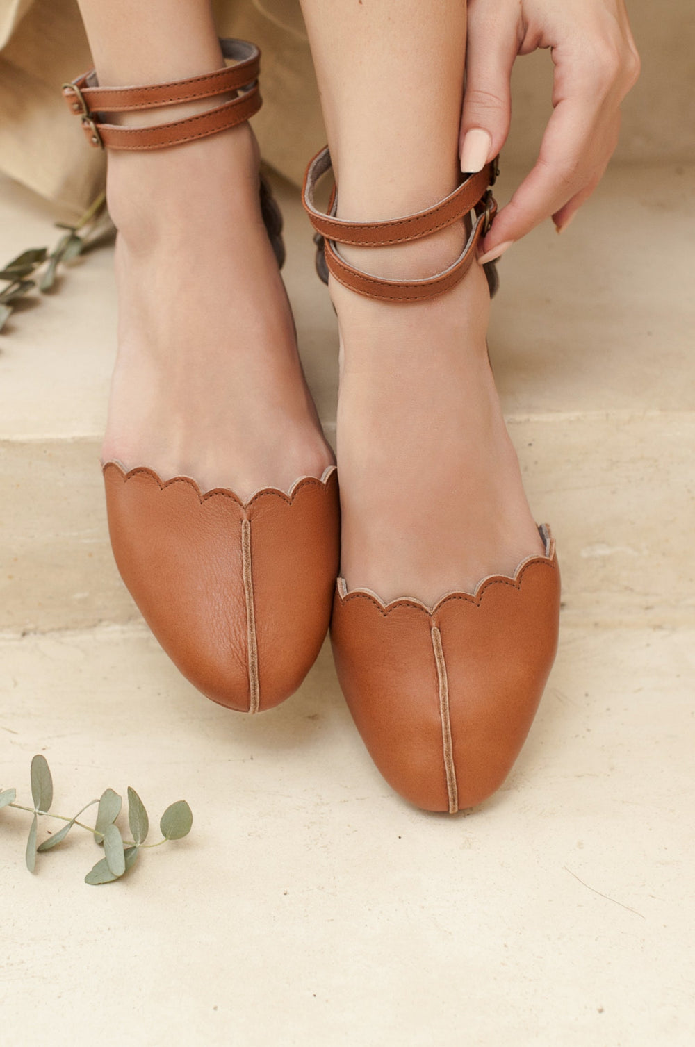 Womens Venus Almond Toe Scalloped Leather Flats - Vintage Camel